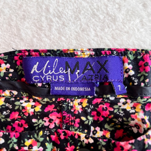 ✿ Miley Cyrus - Shorts - 7 - Picture 2 of 4